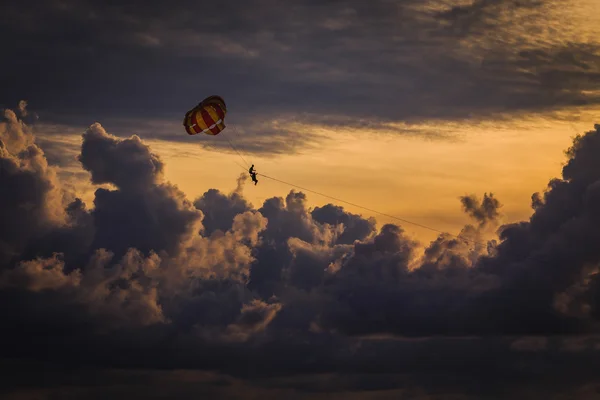 Fallskärmshoppare i molnen — Stockfoto