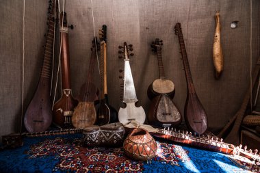 Eski gitar Dutors