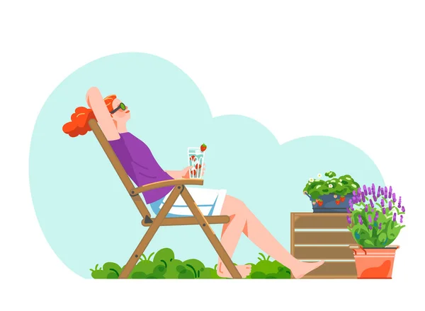 Femme Détendue Sur Chaise Jardin Plein Air Avec Limonade Fraise — Image vectorielle