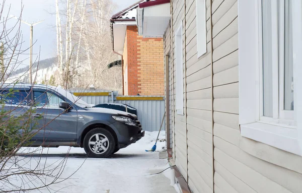 Grijze Auto Geparkeerd Voor Prive Huis Met Witte Muren Winterlandschap — Stockfoto