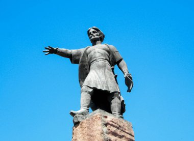 Krasnoyarsk 'ın kurucusu Andrey Dubensky' nin anıtı, Sibirya şehrinin en önemli yerlerinden biridir. Mavi gökyüzüne karşı bronz heykel. - Rusya. Krasnoyarsk. 9 Mayıs 2015