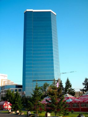 Açık mavi gökyüzüne karşı mavi cam duvarları olan modern yüksek binalar. Şehir manzarası. Mimarlık. Krasnoyarsk. - Rusya. 10 Haziran 2015.