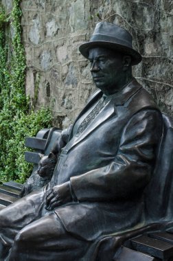 Khrushchev anıtı, park bankında oturan bir figür olarak. Heykel bronzdan yapılmıştır. Kırım. 15 Temmuz 2018