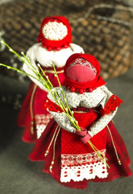 Yüzü olmayan Paskalya Rus bebeği, refahın ve iyi şansın sembolü. Geleneksel ulusal resimler.