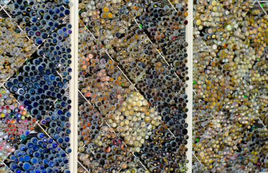 Dükkan vitrininde farklı renk ve boyutlarda düğmeler. Dikiş için aksesuarlar. Yaratıcılık için mal satışı.