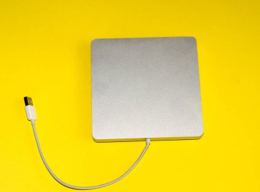 Sarı arka planda gri disk sürücüsü. Ortamı silmek için bilgi okumanızı ve yazmanızı sağlayan bilgisayar aygıtı.