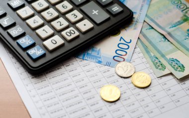 Basılı ödeme takvimi, Rus nakit ve siyah hesap makinesinin üstüne. Faturaların ödenmesi. Aile bütçesi.