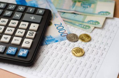 Basılı ödeme takvimi, Rus nakit ve siyah hesap makinesinin üstüne. Faturaların ödenmesi. Aile bütçesi.