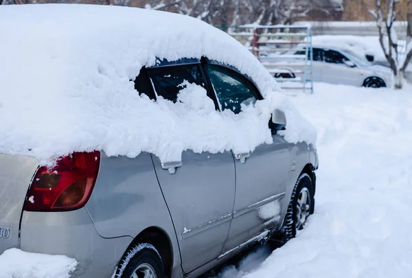 Een Auto Bedekt Met Sneeuw Sneeuwvlokken Straat Winterweer — Stockfoto