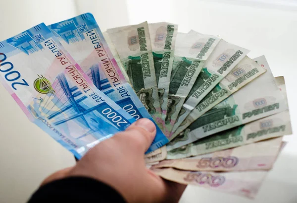 Notas Russas Denominações 2000 1000 Rublos Mão Jovem Contas Escreve — Fotografia de Stock