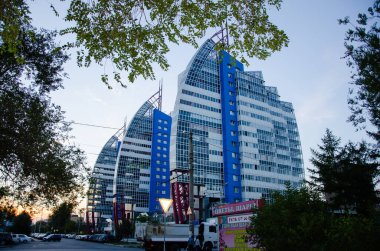 Şehirde mavi cepheli üç modern çok katlı bina. - Rusya. Krasnoyarsk. 11 Eylül 2015