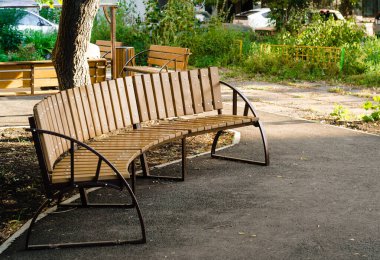 Yeni modern yarı dairesel park tezgahı tahtadan yapılmıştır..