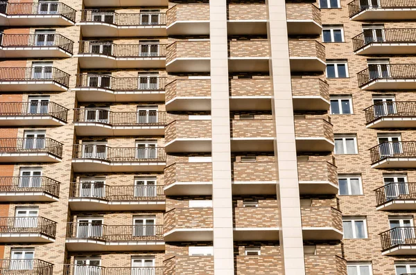 Fassade Eines Mehrstöckigen Wohnhausneubaus Aus Bunten Ziegeln Mit Schmiedeeisernen Und — Stockfoto