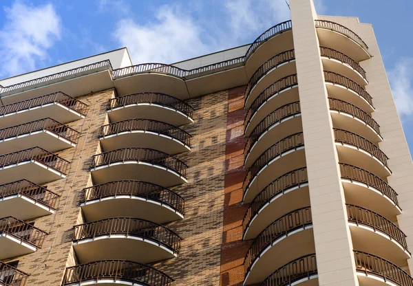 Abgerundete Balkone Mit Schmiedeeisernen Zäunen Eines Wohnhauses Aus Bunten Ziegeln — Stockfoto