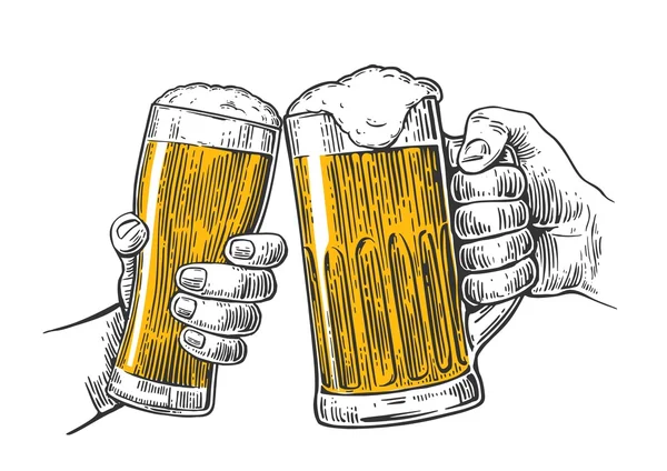 Twee handen houden en geproost met twee bier glazen mok. Hand getekende ontwerpelement. Vintage vector gravure illustratie voor web, poster, uitnodiging voor bier partij. Geïsoleerd op witte achtergrond. — Stockvector