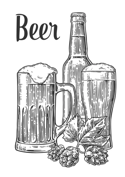 Bierglas, Becher, Flasche, Hopfen. Vektor Vintage gravierte Illustration isoliert auf weißem Hintergrund. — Stockvektor