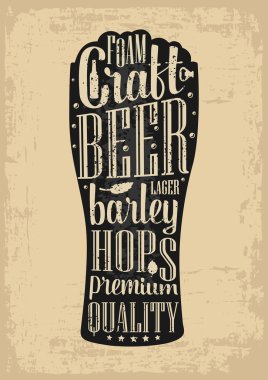 Tipografi posteri. Kahverengi eski kağıt arka plan üzerinde bira bardağı. siluet kupa metin yazma. Vintage vektör gravür illüstrasyon. Pub için reklam tasarımı.
