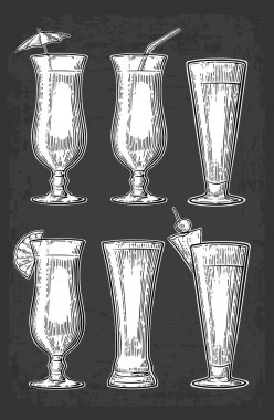 Alkol kokteyl seti. Web, poster, menü, yaz plaj partisi daveti için Vintage vektör gravür illüstrasyon. Karanlık arka planda yalıtılmış.