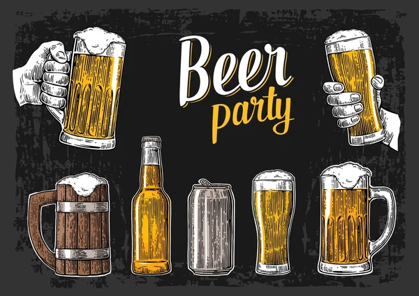 Twee handen met bier glazen mok. Glas, kan, fles. Vintage vector illustratie voor het web, poster, uitnodiging aan bier partij gravure. Geïsoleerd op donkere achtergrond — Stockvector