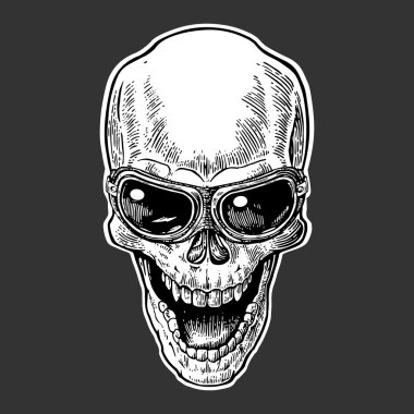 Kafatası motosiklet için gözlük gülümseyen. Siyah vintage vektör çizim. Poster ve dövme bisikletçinin kulüp için. Koyu arka plan üzerinde izole el çekilmiş tasarım öğesi.