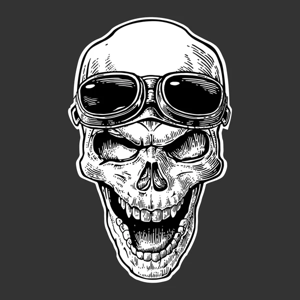 Crânio sorrindo com óculos para motocicleta na testa. Ilustração vetorial vintage preto. Para cartaz e tatuagem clube de motociclista. Elemento de design desenhado à mão isolado no fundo escuro . — Vetor de Stock