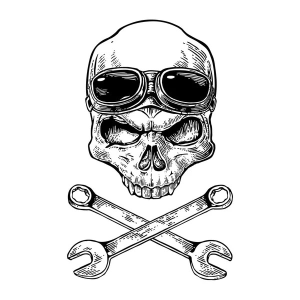 Totenkopf mit Motorradbrille auf Stirn und Schraubenschlüssel. schwarze Vintage Vektor Illustration. für Poster und Tattoo Biker Club. Handgezeichnetes Gestaltungselement isoliert auf weißem Hintergrund. — Stockvektor