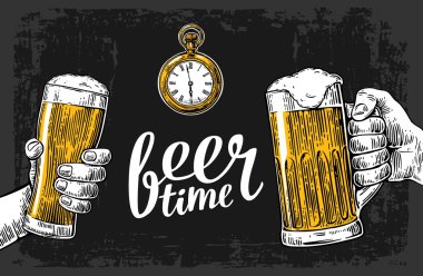 Bira gözlük kupa holding iki eller. Elle çizilmiş tasarım öğesi. Vintage vektör resmi web, poster, bira partisine davet için oyma. Arka plan üzerinde izole