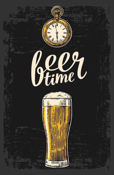 Mains masculines tenant verre de bière avec montre de poche antique . — Image vectorielle