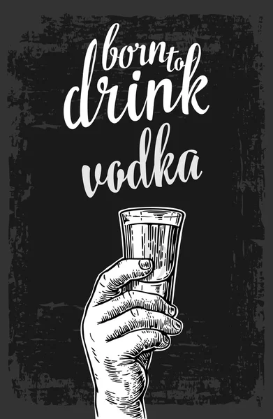 Mano masculina sosteniendo un vaso con vodka. Ilustración de grabado vectorial vintage para etiqueta, cartel, invitación a la fiesta — Vector de stock