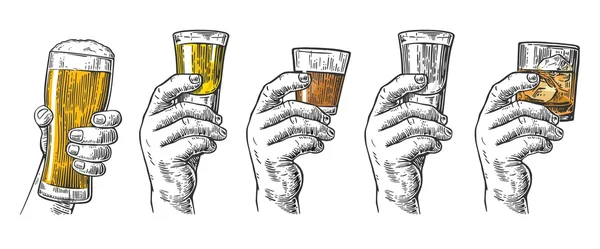 Мужская рука держит бокалы с пивом, текилой, водкой, ромом, виски и кубиками льда . — стоковый вектор