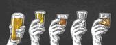 Männliche Hand hält ein Glas mit Bier, Tequila, Wodka, Rum, Whisky und Eiswürfeln.