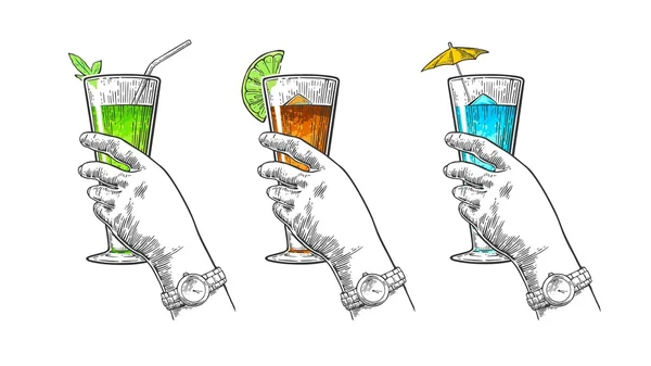Mano femminile che tiene un bicchiere di cocktail. Illustrazione dell'incisione vettoriale vintage per etichetta, poster, invito a una festa . — Vettoriale Stock