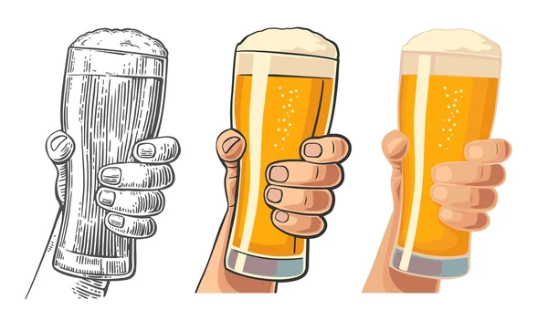 Mão masculina segurando um copo de cerveja . — Vetor de Stock