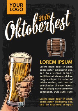 Poster oktoberfest festivaline. Bira gözlük cam ve ahşap varil holding eller.