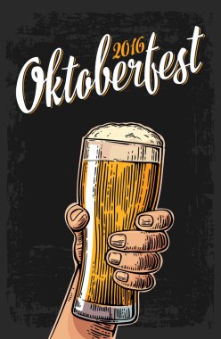 Bir bira cam tutan erkek el. Vintage vektör resmi web, poster, oktoberfest festivaline davet için oyma.