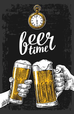 Bira gözlük kupa holding iki eller. Elle çizilmiş tasarım öğesi. Vintage vektör resmi web, poster, bira partisine davet için oyma. Arka plan üzerinde izole