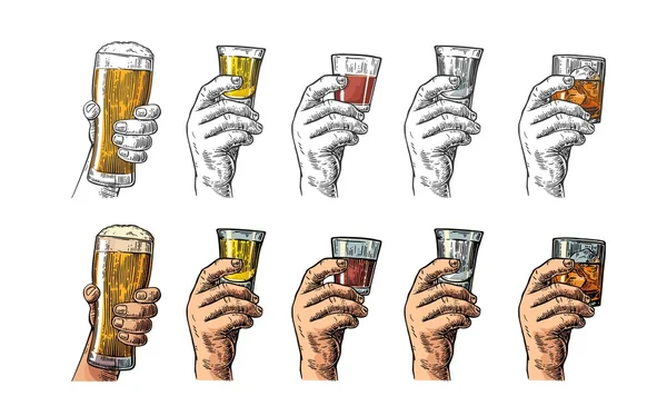 Mannelijke hand hebt van een bril met bier, tequila, wodka, rum, whisky en ijsblokjes. — Stockvector