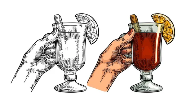 Weibliche Hand Mit Einem Glas Glühwein Mit Zimtstange Und Orangenscheibe — Stockvektor