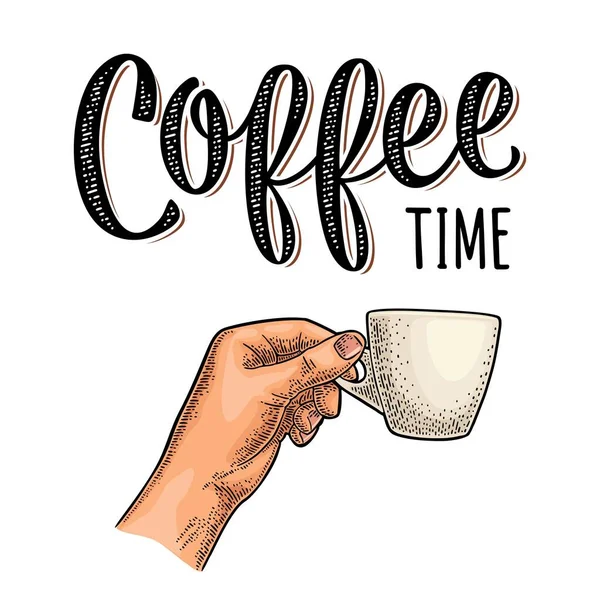 Main tenant une tasse de café. Gravure vectorielle noire vintage — Image vectorielle