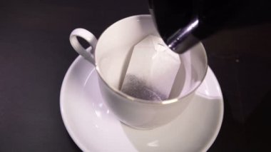çay bir fincan çay dökülen