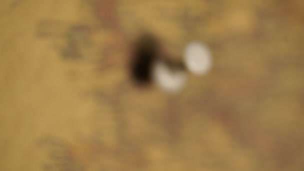 push pin pointant vers Paris, France 