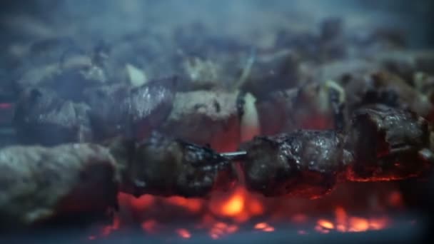 Grillspieße mit Fleisch auf dem Kohlenbecken — Stockvideo
