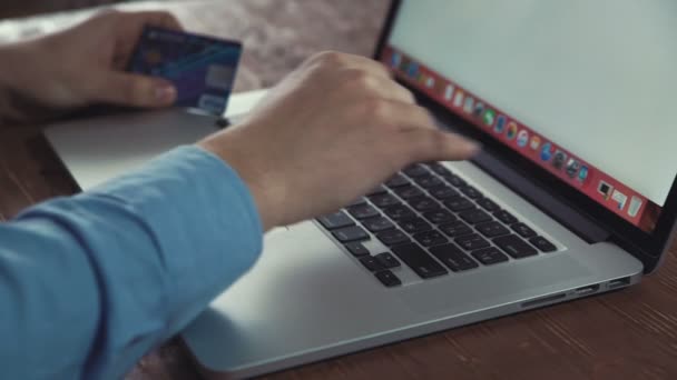Man met credit card en computer voor online shoping concept — Stockvideo