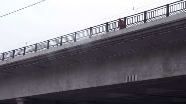 Most spryskać czyste wody pod ciśnieniem, mokre, czyszczenia z ulicy. — Wideo stockowe