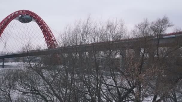 Moderno puente con cable en Moscú . — Vídeos de Stock