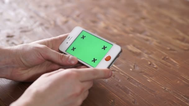 Utilisation du téléphone intelligent sur la table en bois divers gestes de la main, verticale 