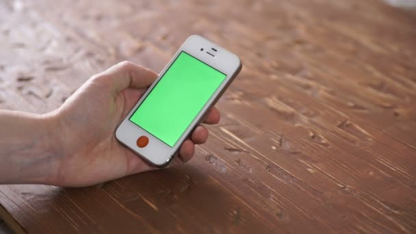 Intelligens telefon használata a fa asztal különböző kézmozdulatok, függőleges — Stock videók