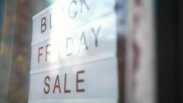 Lightbox Sign Black Friday Πώληση πίσω από μια γυάλινη πόρτα του καφέ. Concept Black Παρασκευή, εποχή πωλήσεων. — Αρχείο Βίντεο