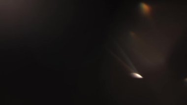 Lens parlaklığı bokeh örtüleri, yanan alev arka planı. Işık Fişekleri 4K görüntüler, görüntüler, görüntüler ve geçişler üzerinde birleştirmek için. Odaklanmış lamba flaş ışını etkisi. Işık titreşimleri ve ışıltı