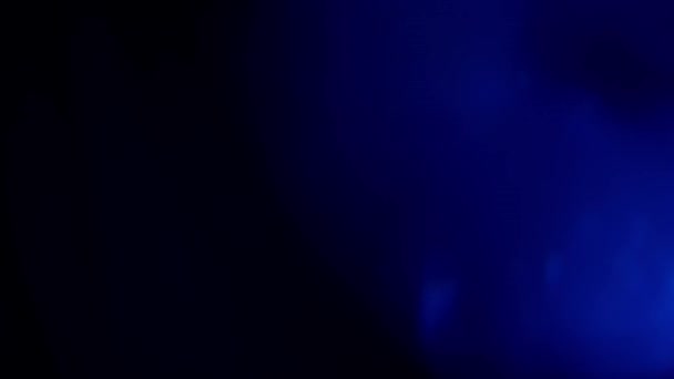 Lentille bleue lueur bokeh superpositions, brûler le fond de la flamme. Light Blue Flares séquences 4K Pour composer sur vos séquences, styliser la vidéo, transitions. Lampe déconcentrée effet de rayons flash. Légères impulsions — Video